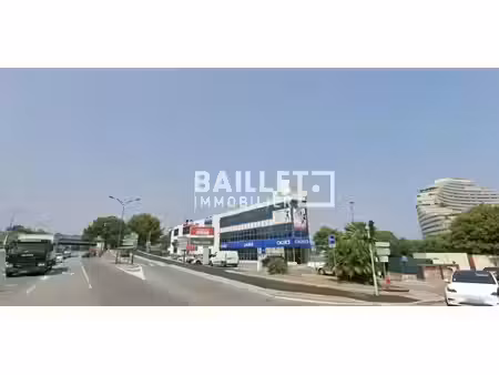 location local commercial