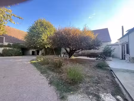 vente maison de ville 8 pièces 237 m2 à saint-pierre-le-moûtier