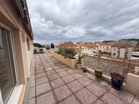 location appartement 5 pièces 111m2 hyères 83400 - 1490 € - surface privée