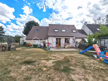 charme d'une maison familiale spacieuse et sereine avec jardin  double garage  terrasses!
