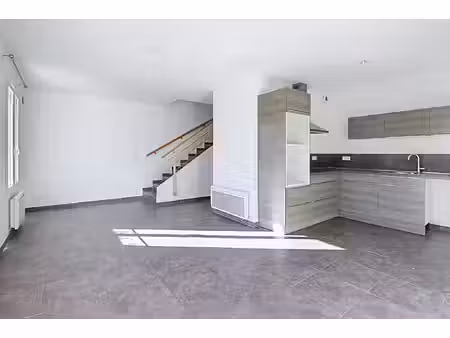 à louer - en exclusivité a vidauban triplex de 68 43m2