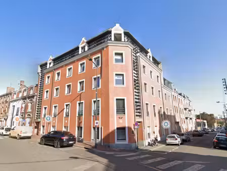 location local professionnel 305m²