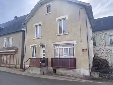 dans le bourg de saint-cyr les champagnes  10 mn pompadour