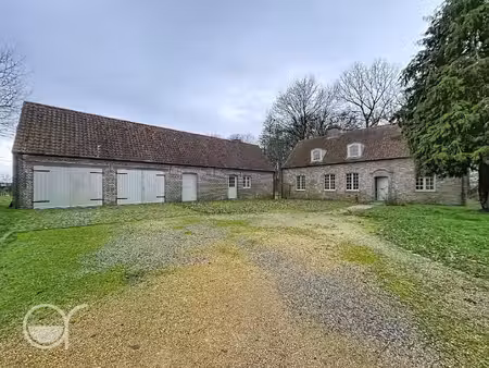 mooie hoeve met bijgebouwen en zicht op kasteel