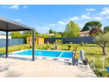 maison contemporaine avec piscine et jardin
