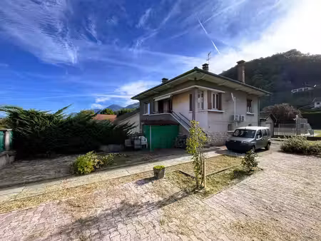 villa sur sous-sol + garages sur terrain clos