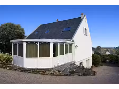 maison traditionnelle dans quartier tranquille