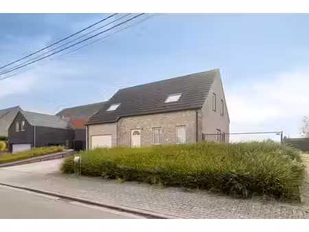 instapklare vrijstaande woning met garage en grote tuin