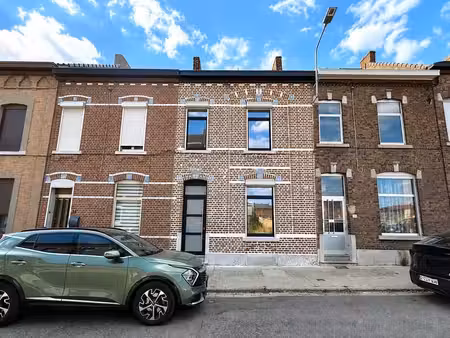 maison entièrement rénovée avec 4 chambres!