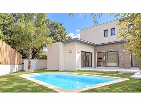une villa contemporaine avec piscine  en 4 faces  a perpigna