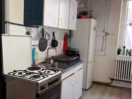 à louer appartemen meublée avec gazinier frigo lit canapé avec tout chargé conpris électri