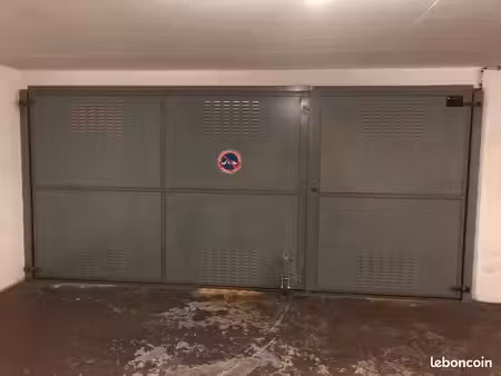 parking / box / emplacement moto / scooter paris 17 ternes-maillot