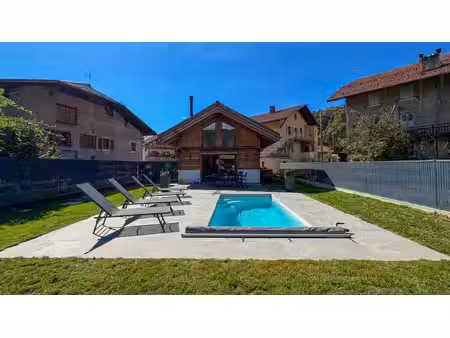 un chalet contemporain construit sur mesure  avec vues majestiques et piscine chauffée et 