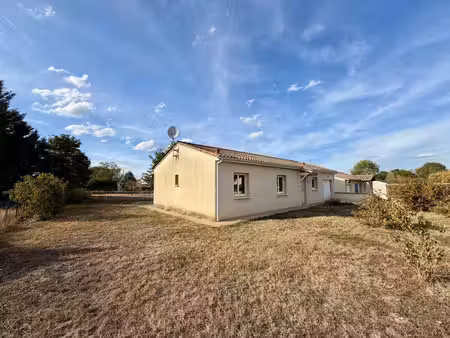 plain-pied 3 chambres avec garage sur 703 m² clos – tout à pied à la force