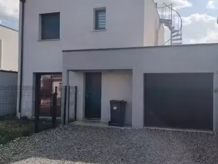 saint-chamond maison récente avec toit terrasse secteur campagne