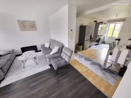 bel appartement 65m²  2 chambres et places de stationnement