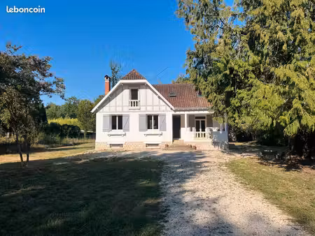 belle et grande maison à louer entièrement rénovée 165m²  4 chambres  nombreuses dépendanc