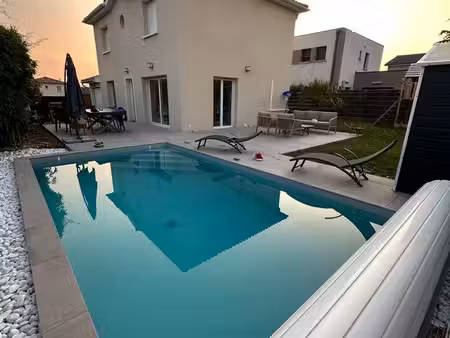 neuville-sur-saône – belle maison familiale 4 ch. avec piscine et grand jardin en location