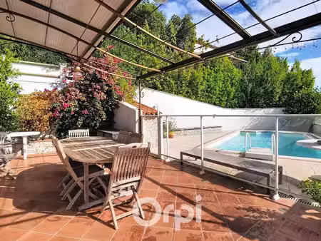 à vendre maison de type 5 d’environ 140m² habitables entièrement rénovée avec piscine et v