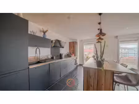 situé à clermont-ferrand  un appartement d'environ 82 10 m2