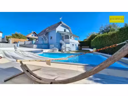 maison familiale d'environ 130 m2 avec piscine chauffée