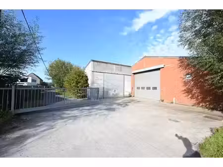 ruime loods/magazijn van +/- 100m²!