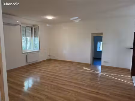 bel appartement dans petit ensemble immobilier de 3 appartement proche accès autoroute et 