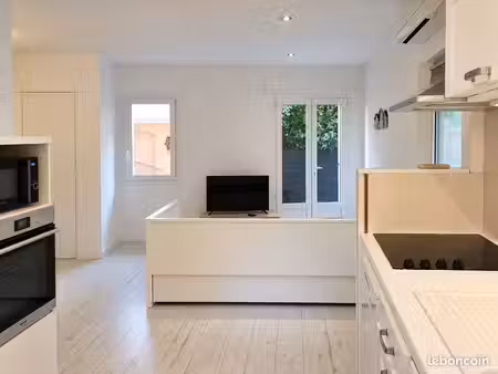 location de septembre à mai - hyper centre - rez-de-jardin fleuri avec courette privative