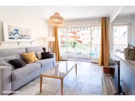 grand studio climatisé avec terrasse au cœur d'antibes - tout à pied