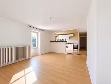 location appartement 3 pièces 75 m² à sable-sur-sarthe (72300)  530 €