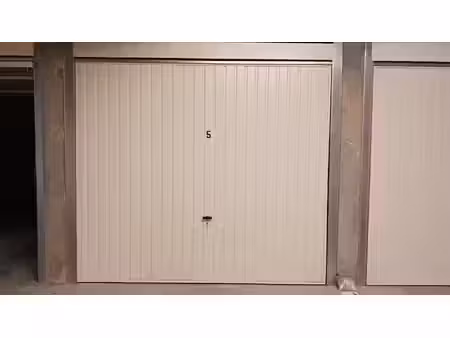 dans copropriété sécurisé  garage à louer