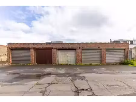 un ensemble de 5 garages