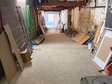 local / dépôt/ atelier +- 130 m² ( plafond haut)