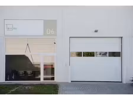 entrepôt clé sur porte avec bureaux