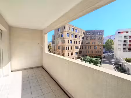 a vendre t3 de 59.83m2 avec terrasse plein sud et parking en sous sol les docks libres