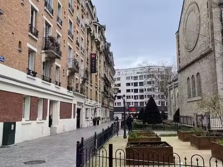 box fermé 14 m² – cour sécurisée au pied de l'église – 220 /mois