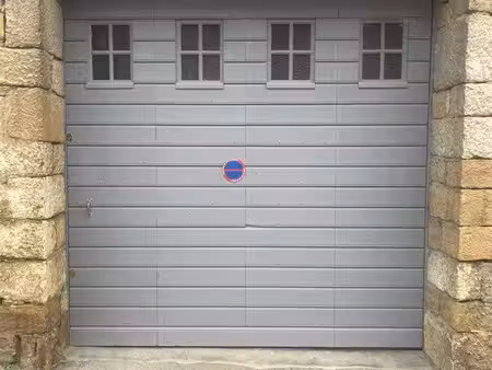 bâtiment avec garage et étage à louer – 88 m²