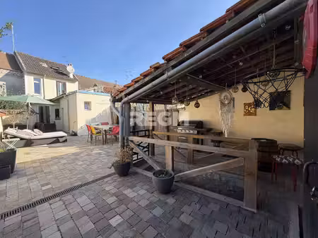 maison 3 chambres avec cour et dépendance.