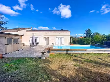 maison plain pied 3 chambres  grand jardin et piscine.