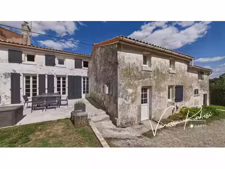 maison charentaise de 150 m² dépendances et 2000m² de jardin