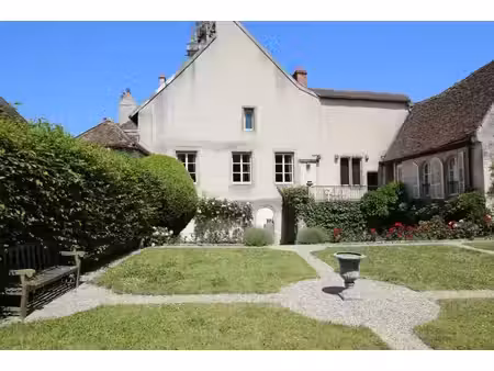 ancienne maison canoniale idéalement située en plein coeur historique avec jardin à la fra