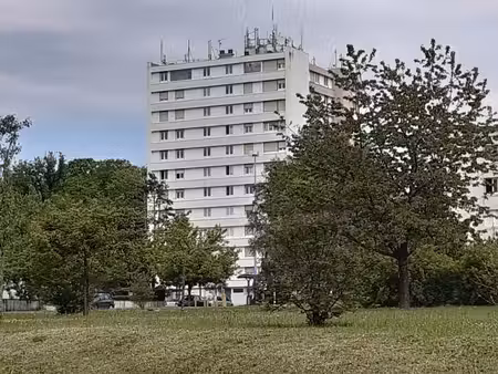 t4 avec ascenseur et douche