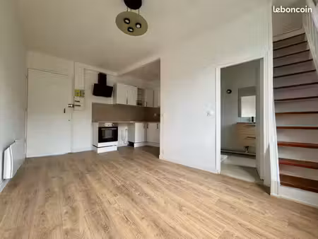 duplex rénové/ 40m2 au sol - 22m2 carrez - 7 minutes métro robespierre