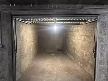 box fermé 11 m² à louer  sous-sol sécurisé  courbevoie