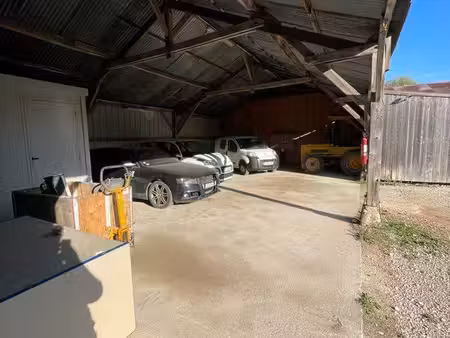 bâtiment ouvert de 101 m² avec eau et électricité