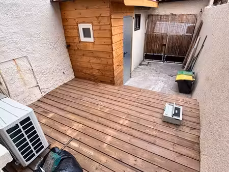 petite maison individuelle avec extérieur