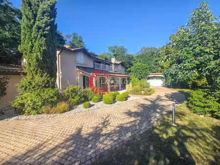 propriété 7 p 212 m2 sur parc 3500 m2 avec piscine
