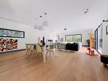 à seulement 10km de lyon  à saint didier au mont d'or  maison d'architecte de 197m2  sur u