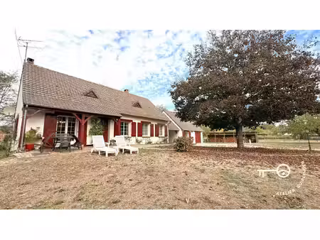 un écrin de verdure  une maison de charme et une maison d'amis pour écrire une belle histo
