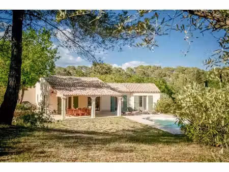villa de plain-pied avec piscine et vaste terrain